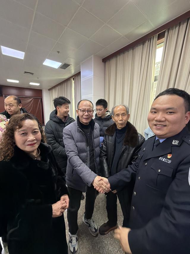 男子被大舅看丢失踪40年 家人给大舅上坟告知孩子找到