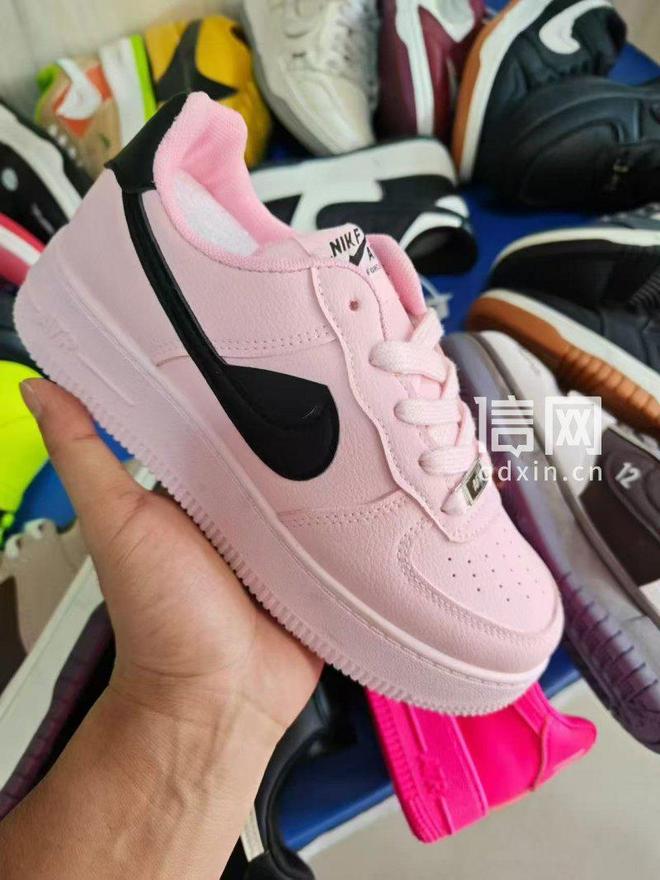 女子付4980元买500双鞋仅收90余双 涉事商家销号失联