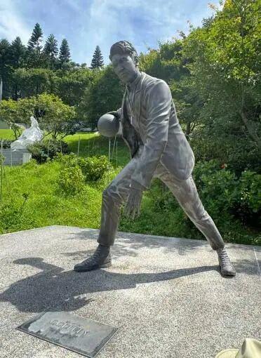 具俊晔回应大S雕像为何不像她本人 公开雕像设计细节