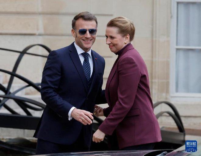 爱泼斯坦案诡异录像:女孩穿水手服跪地 笑着在摇铃铛